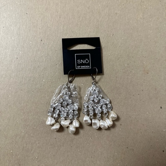 Snö of Sweden pearl cubic glam earrings nwt white pearls hypo allergenic - Picture 4 of 5